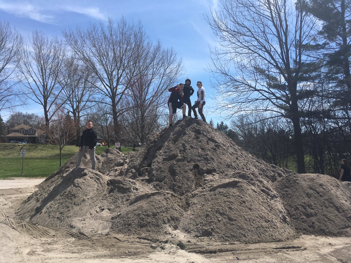 HendosClass's tweet photo. Doing our part in the @OrchardParkPS neighborhood for #pitchinweek. South Street is a lot tidier now. #ecoschool #scdsb https://t.co/x97WMoELYJ