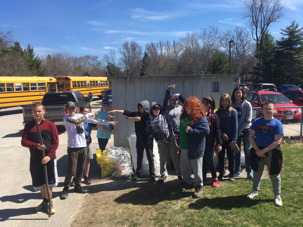 HendosClass's tweet photo. Doing our part in the @OrchardParkPS neighborhood for #pitchinweek. South Street is a lot tidier now. #ecoschool #scdsb https://t.co/x97WMoELYJ