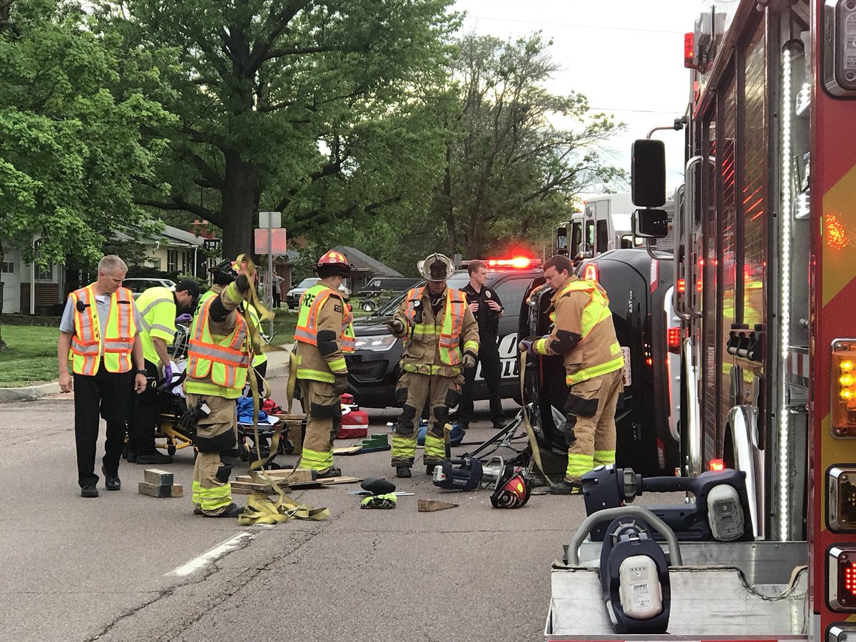 Columbia_Fire's tweet photo. Columbia Fire Dept. crews working an extrication crash at Broadway and Highland Drive. Heavy traffic congestion.  Use caution in the area. https://t.co/5E5WgzRebP