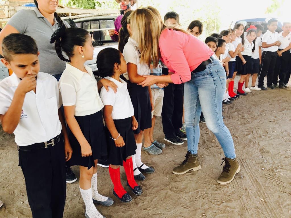 RoxanaRubioVal2's tweet photo. Mantener viva la ilusión de un niño es invertir en su futuro. Nos encontramos muy contentos en la escuela primaria Benito Juárez de la comunidad de la Cuevita, Municipio de Sinaloa.

#RoxanaRubio #PartidoAcciónNacional https://t.co/d0ZJhPxhFh