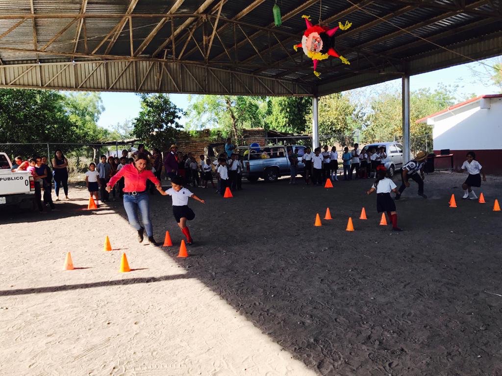RoxanaRubioVal2's tweet photo. Mantener viva la ilusión de un niño es invertir en su futuro. Nos encontramos muy contentos en la escuela primaria Benito Juárez de la comunidad de la Cuevita, Municipio de Sinaloa.

#RoxanaRubio #PartidoAcciónNacional https://t.co/d0ZJhPxhFh