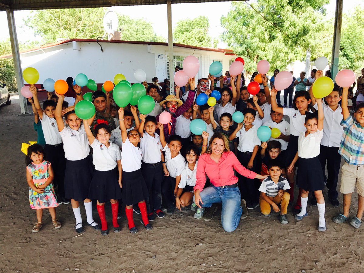 RoxanaRubioVal2's tweet photo. Mantener viva la ilusión de un niño es invertir en su futuro. Nos encontramos muy contentos en la escuela primaria Benito Juárez de la comunidad de la Cuevita, Municipio de Sinaloa.

#RoxanaRubio #PartidoAcciónNacional https://t.co/d0ZJhPxhFh