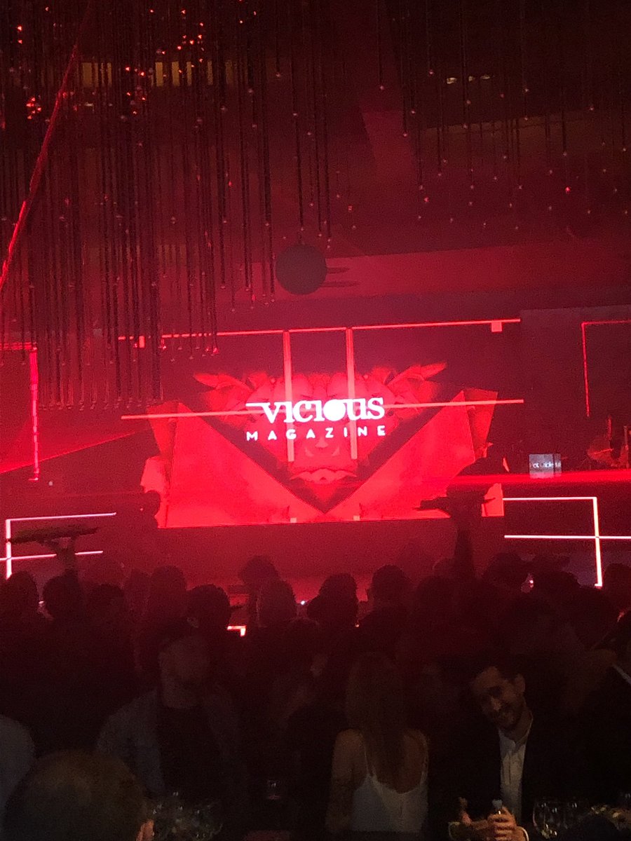 superasis's tweet photo. #viciousmusicawards #madrid #superasis #susanahernaiz #techno #radionyclub #sonidosdeluniverso #nominados #live https://t.co/3IN5tfpE7c