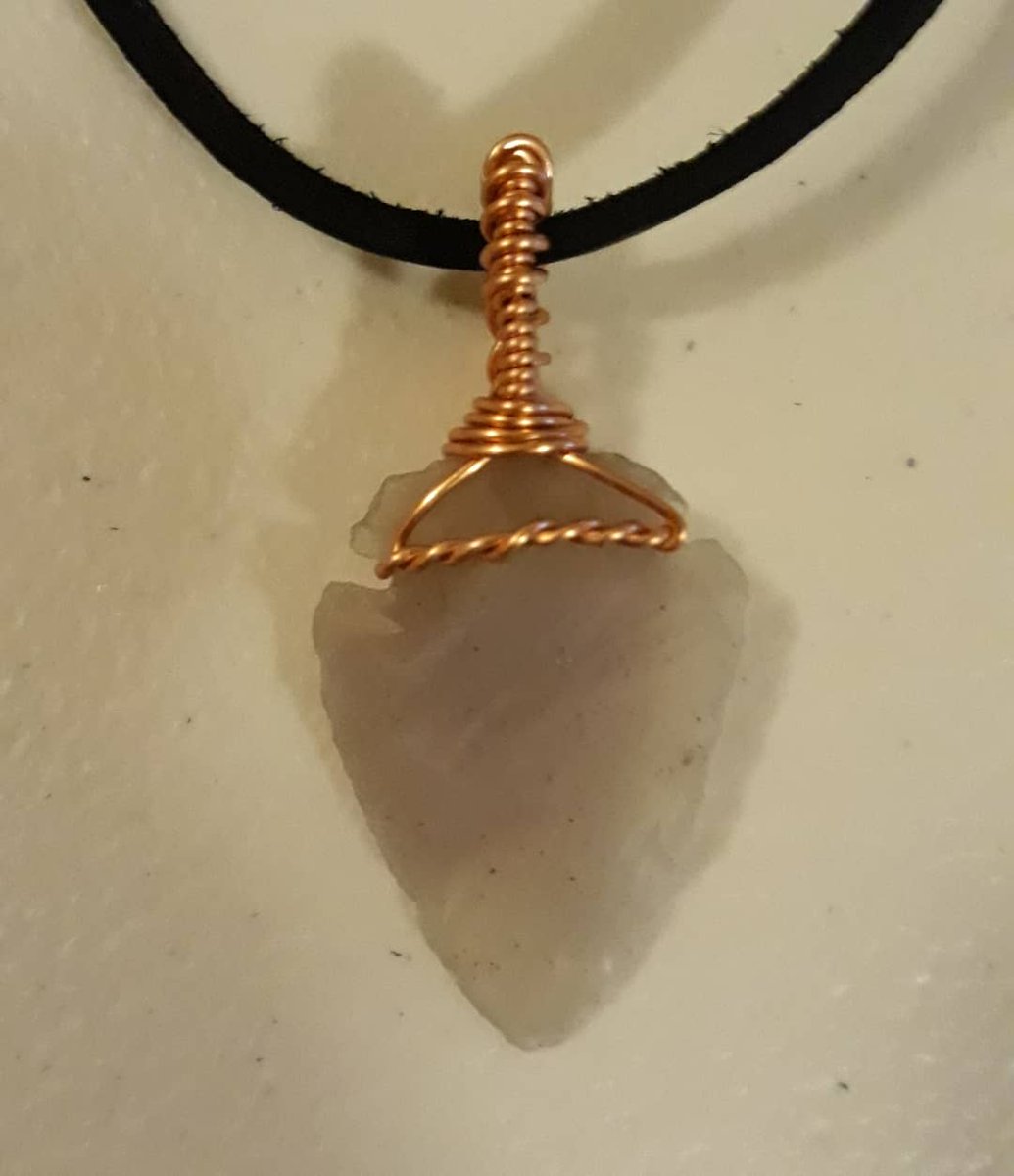 phoenixthunder7's tweet image. Moss agate arrowhead on black leather 
#crystallife #crystal #crystals #crystallove #highvibes #tribe #tribalroots #roots #vibetribe #highvibetribe #love #rockhound #rockhounds #crystalsofthecosmos #phoenixthunder #crystaldiggers #newearth #creators #consciouscreators #woke #woke
