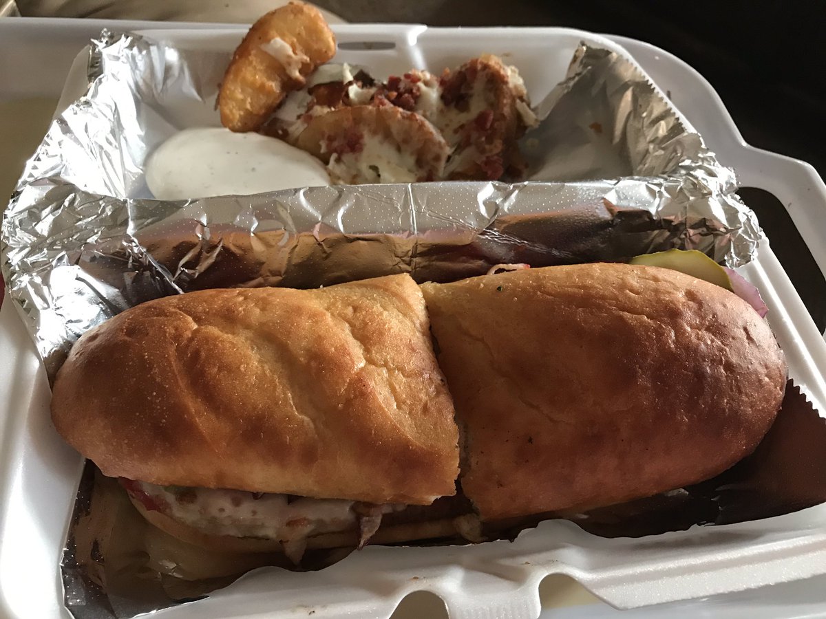 Supporting Ladycat Softball with Snappy tonight after a great win against Nicholas. <a href="/Softbal1Ladycat/">#PCsoftball</a> #go8