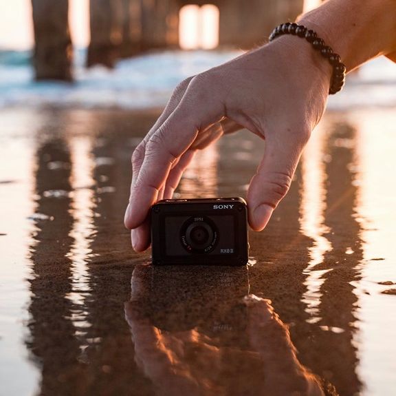 SonyElectronics's tweet image. Tiny, tough, and totally waterproof. (The new waterproof, crushproof, and shockproof RX0 II compact camera.) Learn more: bit.ly/SonyRX0II #SonyRX