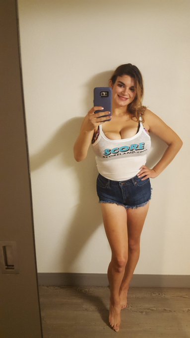 Thank you @Scoreland for the sexy tank top! Had so much fun shooting with Score this week! 😍😍😍 https://t