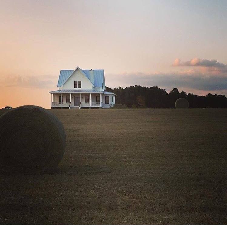 CahillKellie's tweet photo. Lately I’ve seen a lot of “house goals” on twitter that I cannot relate to one bit. I want nothing to do with a big modern fancy house. My dream home looks a lot more like this. https://t.co/pgcKW75GHm