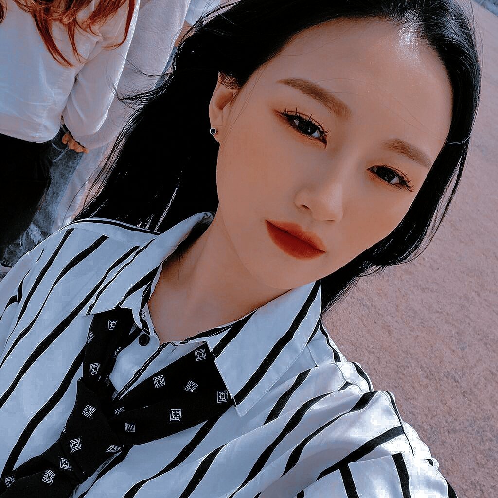 siyeonigang's tweet photo. ☁️하늘을 넘어☁️ 비하인드 셀카 공개📸
#드림캐쳐 #Dreamcatcher #수아 #시연 #한동 #유현 #가현 #이_사진은_저장해야해 #예쁜애_옆에_예쁜애 https://t.co/hOrTZ1cM9W