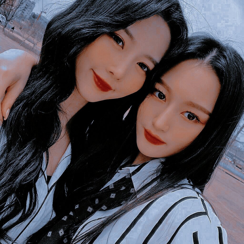 siyeonigang's tweet photo. ☁️하늘을 넘어☁️ 비하인드 셀카 공개📸
#드림캐쳐 #Dreamcatcher #수아 #시연 #한동 #유현 #가현 #이_사진은_저장해야해 #예쁜애_옆에_예쁜애 https://t.co/hOrTZ1cM9W