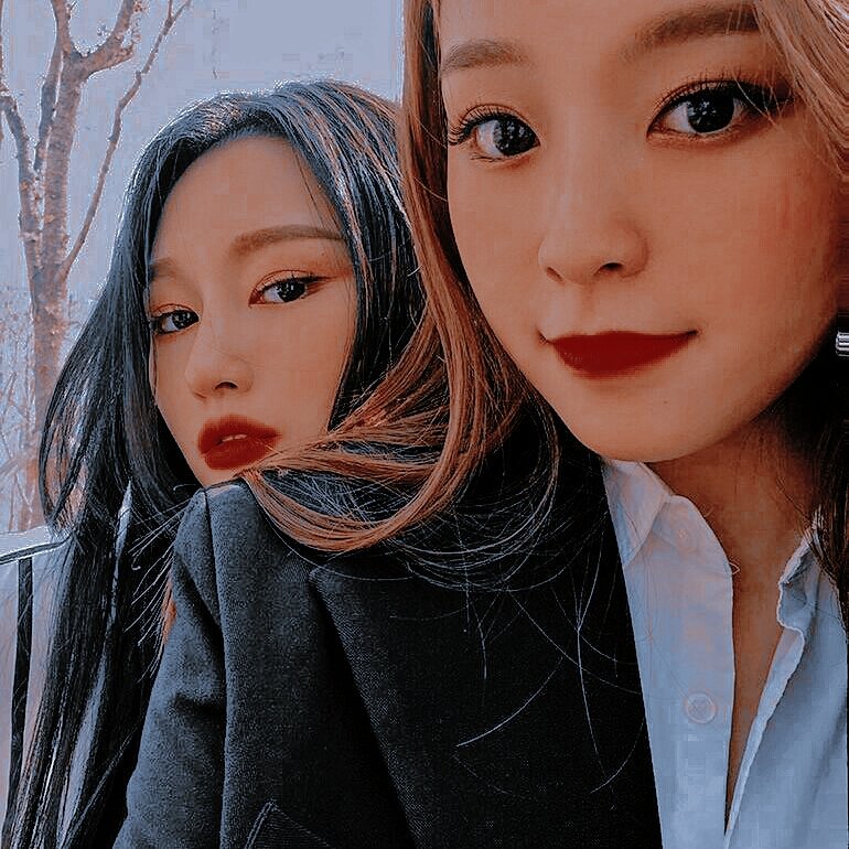 siyeonigang's tweet photo. ☁️하늘을 넘어☁️ 비하인드 셀카 공개📸
#드림캐쳐 #Dreamcatcher #수아 #시연 #한동 #유현 #가현 #이_사진은_저장해야해 #예쁜애_옆에_예쁜애 https://t.co/hOrTZ1cM9W