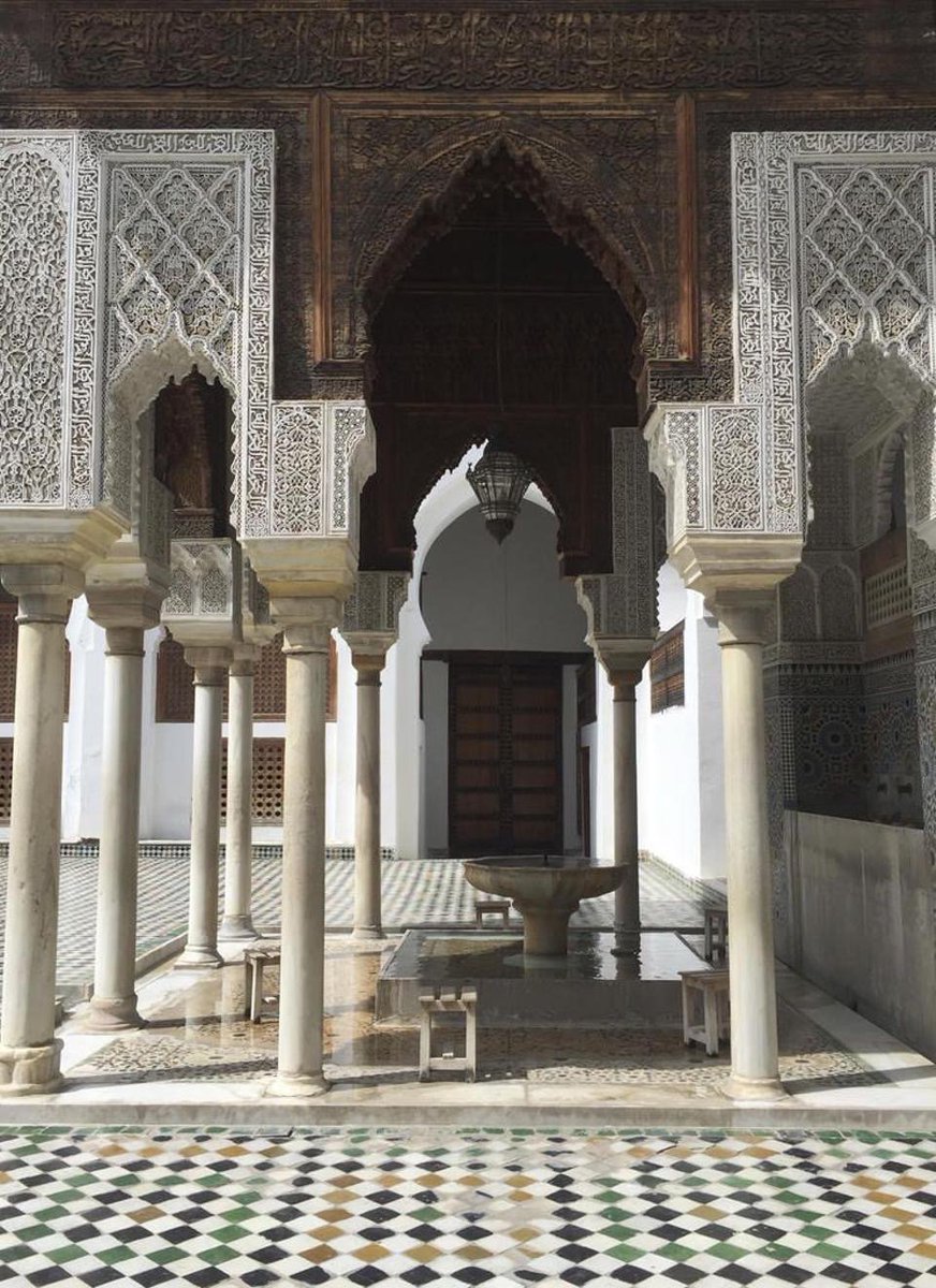 3. In 859, Fatima built the Al-Qayrawan  #Mosque, decorated in the Andalusian style with Kufic calligraphy (early style) engraved throughout. At 3,000 sq ft, it can fit 22,000 people. She stacked it with Islamic works (Qur’ans,  #Hadith collections, etc).