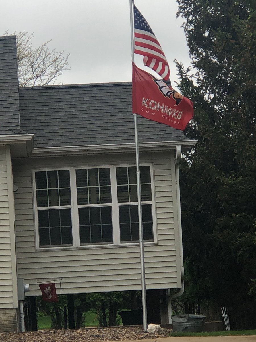CoeSoftball's tweet image. ❤️💛❤️ When your parents fly not one, but two, Kohawk flags at their home in support of our 🥎 team. ❤️💛❤️. #KohawkFamily #CoeSB2019