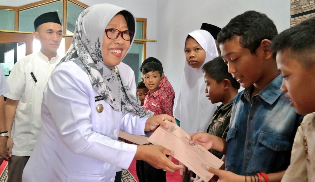HumasTegalkab's tweet photo. Salurkan #Bazda, Bupati Tegal @umiazizah60 berikan santunan masing2 Rp.150 ribu kpd 50 anak yatim piatu di desa Sumbaga Kec. Bumijawa hari Rabu (8/4) kemarin. Bersamaan dgn itu, 250 paket Sembako dibagikan @dakopukm kpd warga miskin &amp; lansia tidak mampu.
https://t.co/cd90LBQ0QV https://t.co/eukwnjOUI2