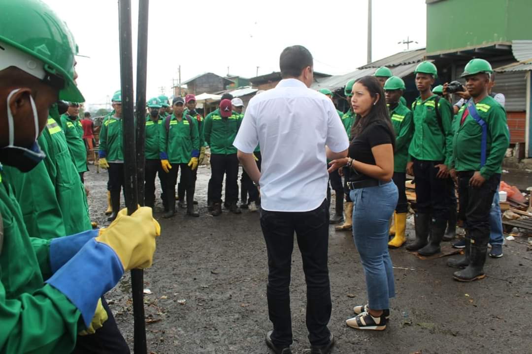 secgeneralctg's tweet photo. #LoEstamosLogrando | Iniciamos labores de limpieza al interior del Mercado de Bazurto.
La jornada, coordinada por la @secgeneralctg , Martha Seidel, inició con el cierre total del sector. @DadisCartagena https://t.co/lLljP0uq3j