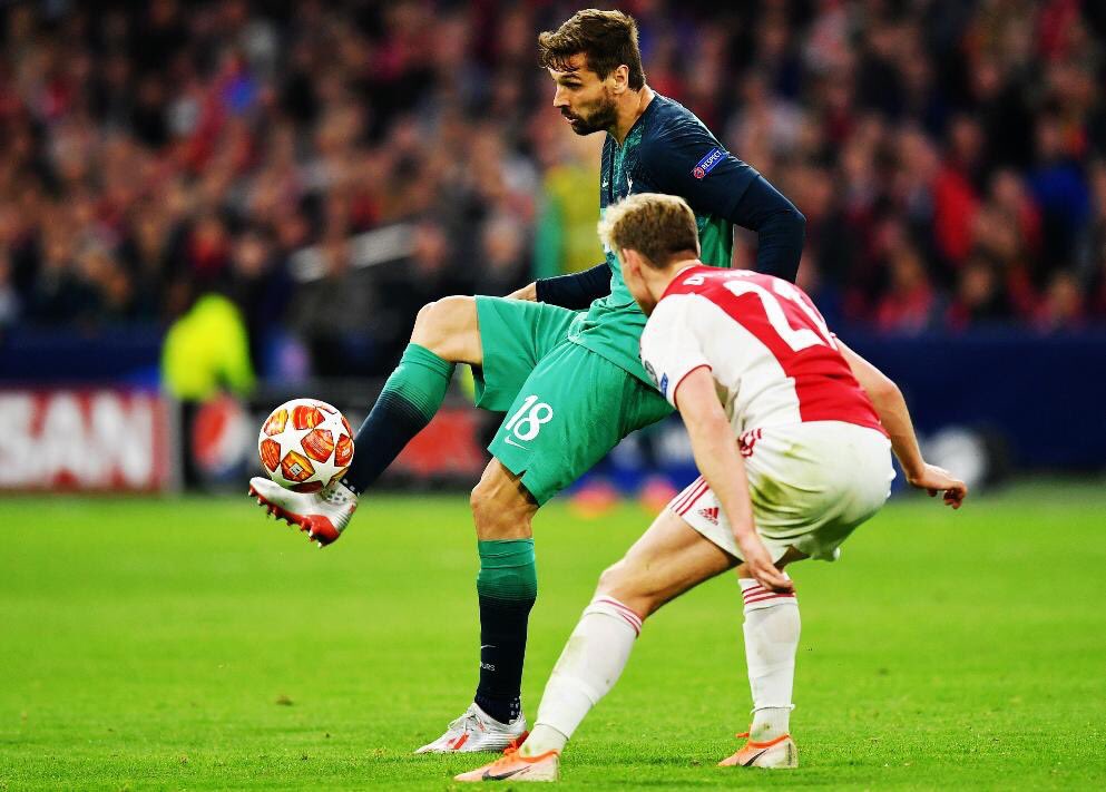 PelotadeTrapoo's tweet photo. El hombre que trabajó en las sombras. Se fajó con los centrales, bajó todo lo que le tiraron y pivoteó con jerarquía. Fernando Llorente fue el espíritu del Tottenham de Pochettino. Su ingreso le dio frescura al ataque de los Spurs y descargó con los extremos y volantes. https://t.co/TgFMwJVHfe