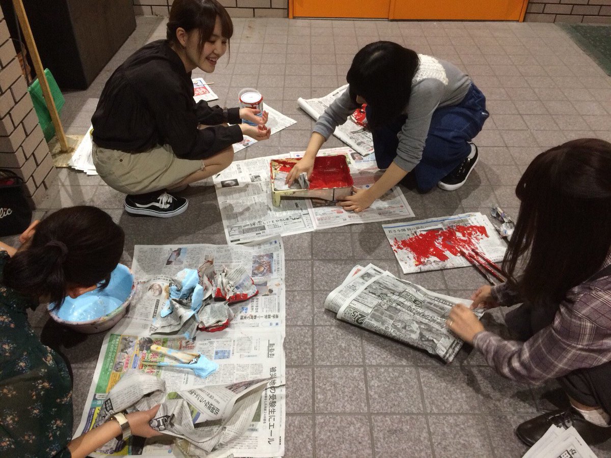 puh_shion16's tweet photo. 部署紹介⭐︎広報編⭐︎
広報ではパンフレットやバックパネルの制作をしています🌈絵を描くのが好き・得意な方はぜひ広報へ！広報メンバーには絵が得意じゃない人もいるので安心してください😌広報は当日、一番ゆっくり大学祭を楽しめます🌸 https://t.co/6RzBXpZLbR