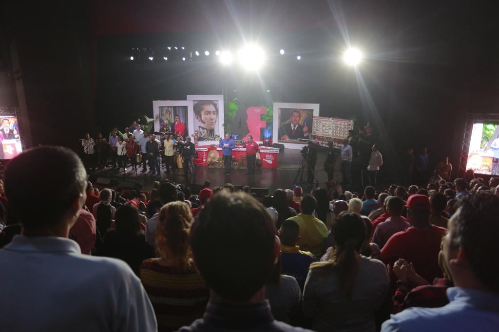 IRDA_OFICIAL's tweet photo. #AsíLoDijo @dcabellor: A pesar del bloqueo económico impuesto por el Gobierno de los Estados Unidos, construimos más de 2 millones 500 mil viviendas #LealtadChavistaEnVictoria @RMarcoTorres https://t.co/0Cd0VhFefo