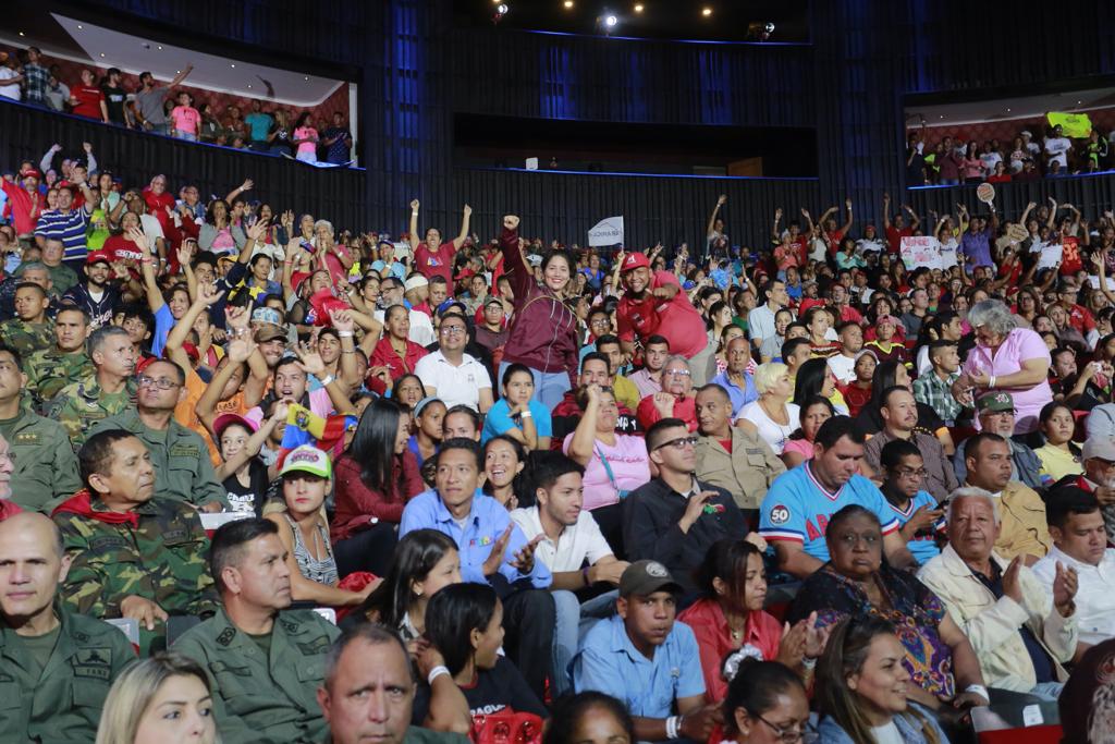 IRDA_OFICIAL's tweet photo. #AsíLoDijo @dcabellor: A pesar del bloqueo económico impuesto por el Gobierno de los Estados Unidos, construimos más de 2 millones 500 mil viviendas #LealtadChavistaEnVictoria @RMarcoTorres https://t.co/0Cd0VhFefo