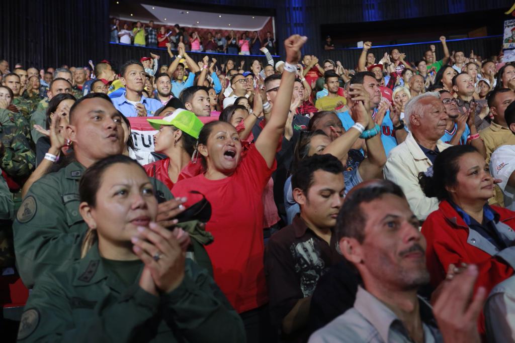 IRDA_OFICIAL's tweet photo. #AsíLoDijo @dcabellor: A pesar del bloqueo económico impuesto por el Gobierno de los Estados Unidos, construimos más de 2 millones 500 mil viviendas #LealtadChavistaEnVictoria @RMarcoTorres https://t.co/0Cd0VhFefo