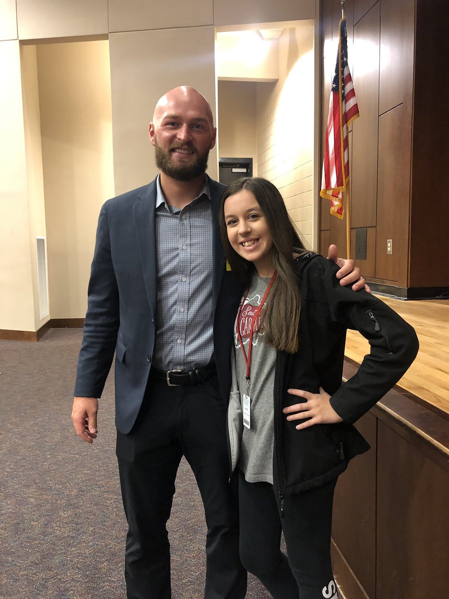 makenzieb1's tweet photo. Sooo I kinda fan girled a little bit bc I met my favorite quarterback of all time😂🤷🏼‍♀️yes I almost cried I was so happy🥰@cmshaw14 #gamecocks #connorshaw #14 https://t.co/PIZ32l06ib
