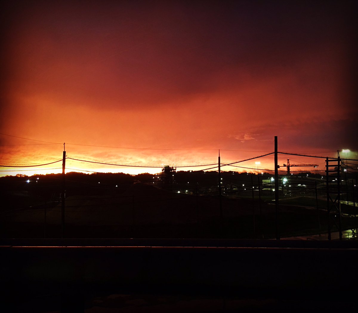 Barnesboyz5's tweet photo. Awesome sunset after the storms this evening in crossett. @Paul_The_Wxguru @accuweather @KATVToddYak https://t.co/oqxvfwMlYR