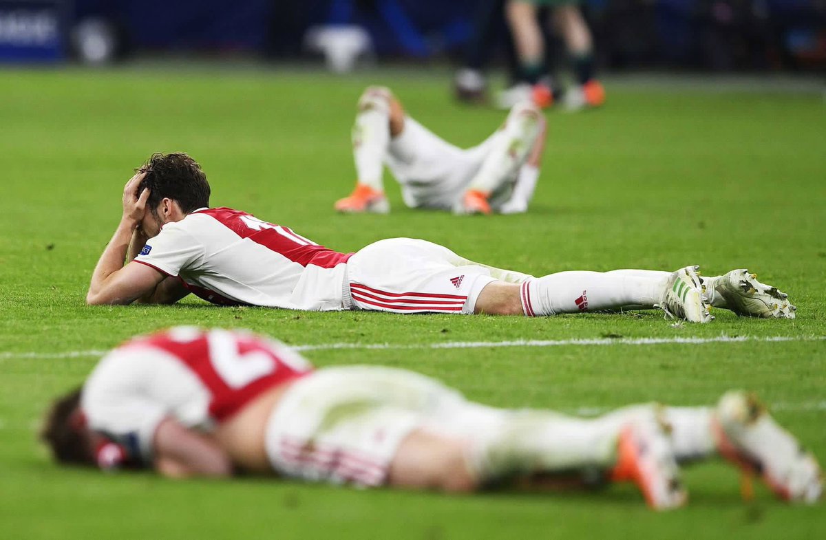 PelotadeTrapoo's tweet photo. La desazón de los jugadores del Ajax. Jóvenes con un promedio de edad bajísimo que se brindaron con altura y orgullo ante su gente. El fútbol total en su máximo esplendor. Sin dudas, la revelación de está #ChampionsLeague. Se atrevieron ante todos y lamentablemente no se les dio. https://t.co/mRYMzL62Rp