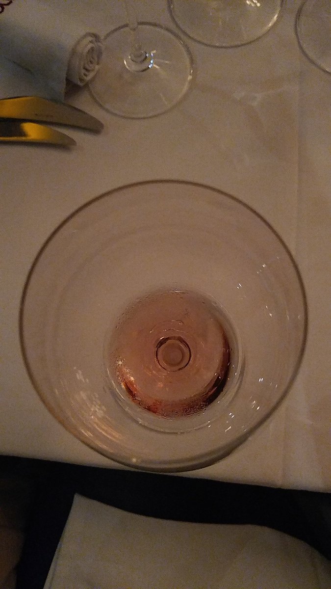 Lilimatt's tweet photo. Después de escribir y darle la vuelta a un texto mil veces, me bloqueé. Mi madre siempre dice que en momento así hay que moverse. Pues me vine a #Seratta a una pausa activa y me encontré un #Schiava nuevo para mí
#wine #Italy #Bogotá https://t.co/ci8Lly4Izm