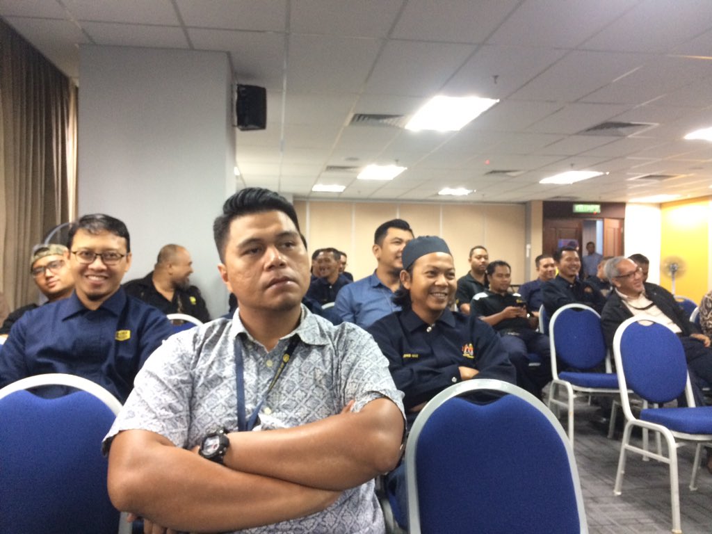 JKRKualaLumpur's tweet photo. 9 Mei 2019 : Satu Program Tausiyah Ramadhan yang disampaikan oleh Ustaz Ir. Mohd Hazery Bin Md Shamsi di @JKRKualaLumpur
@JkrklWp
@EzryIr
#SalamRamadhan
#TogetherWeDeliver
#WorkAsAFamily https://t.co/C70fjzN2yO