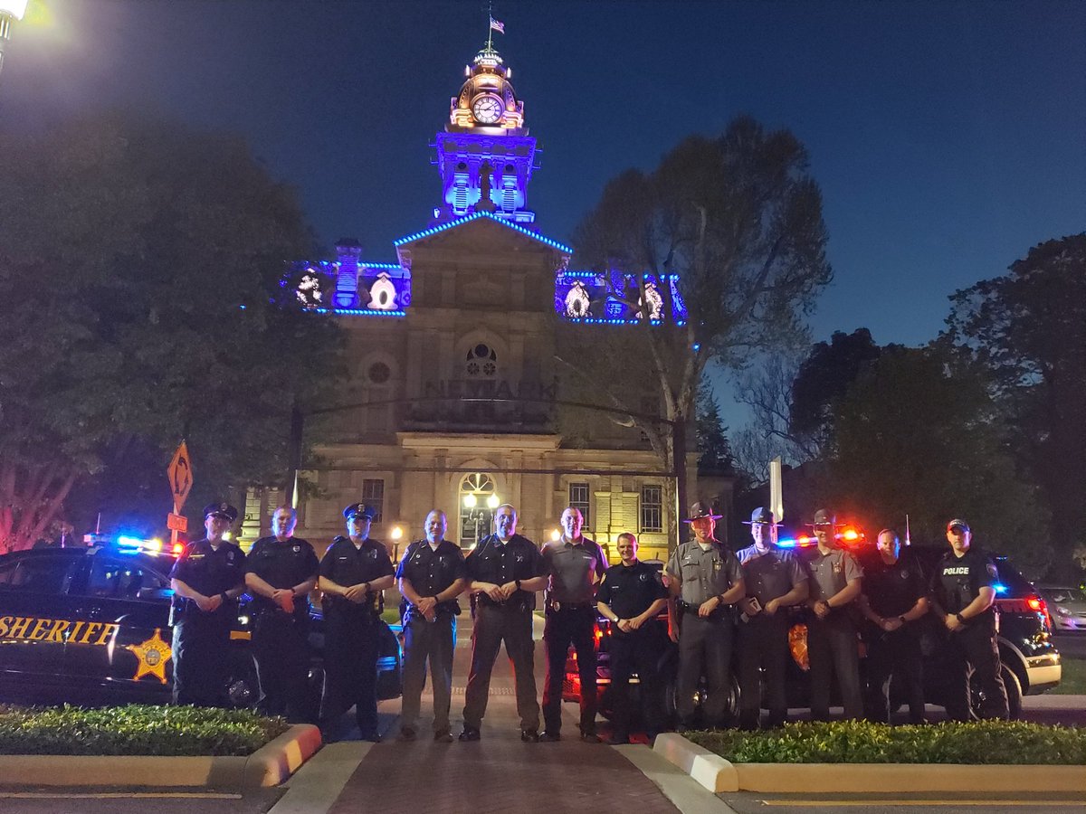 NewarkPD_OH_PIO's tweet photo. Support Licking County's Finest by lighting your home and business BLUE #LightOhioBlue https://t.co/ZZkQ8HyFL0