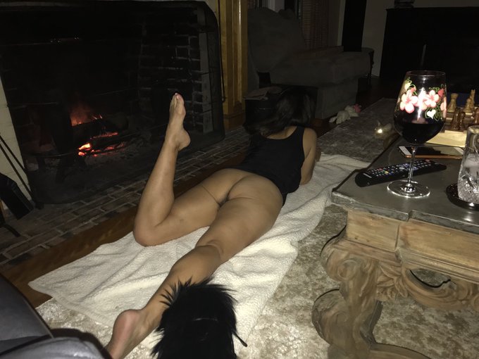 Happy hour is over it&rsquo;s time to fuck in front of the fire https://t.co/ONUXYfqsjW