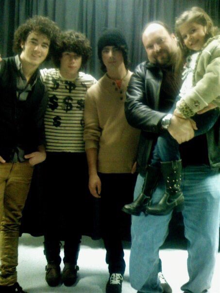 KathyAveryDavis's tweet photo. #thethingswedoforourkids Hours with @Ticketmaster &amp; the “Sorry” pop up trying to recreate this moment with @jonasbrothers for our girl! 2007=Detroit with dad; 2019=Dallas with just us in memory of dad.#timories #suchagreatdad So many changes but still a fan!#ChasingHappiness https://t.co/UcBF0Qnfwu