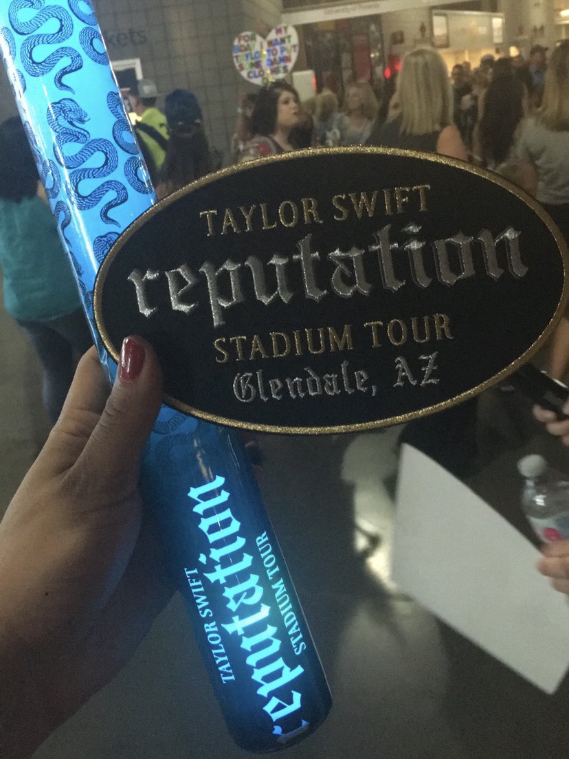 msnolaswift's tweet photo. 1 year since this day. 1 year since this tour. I miss it so much. Happy birthday baby ๐ #RepTourMemories #RepTour1year @taylornation13 @taylorswift13 https://t.co/rhQRSyv0Bo