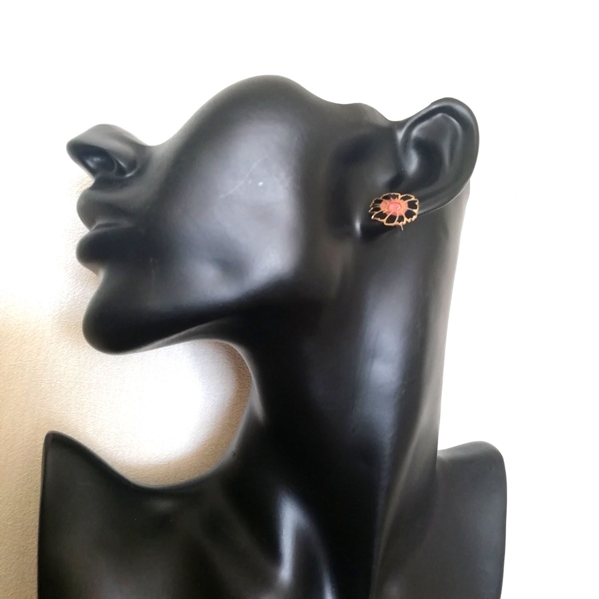 IsobelJewels's tweet photo. Love enamel earrings? Cloisonne cuteness? CLICK HERE TO PURCHASE: https://t.co/jMZtwjmmbR #jewelrydesign #jewelryaddict #jewelrybox #piercedear #earringoftheday #vintageearrings #cloisonne #vintage80s #80sjewelry https://t.co/q5sNNtjDjM