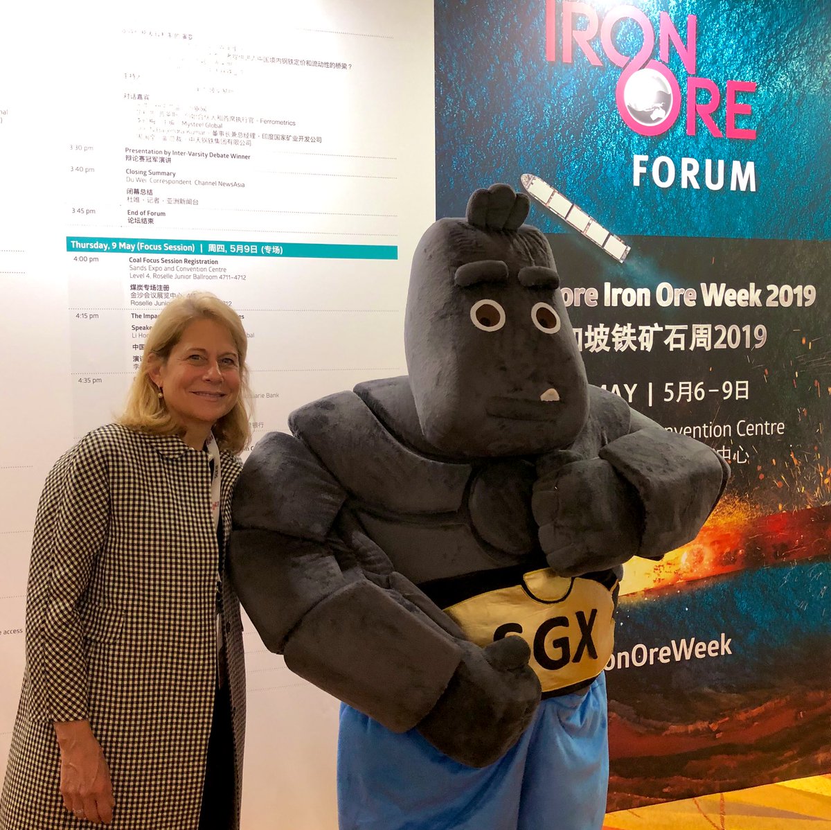 yeekaipin's tweet photo. Former @AngloAmerican CEO Cynthia Carroll with The #IncredibleBulk at Singapore #IronOreWeek. Welcome to 🇸🇬!
@SGX #derivatives #commodities https://t.co/CKLrvhoI8s