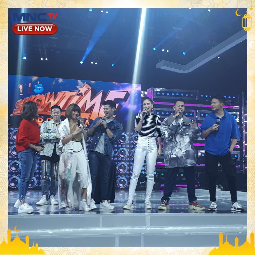Official_MNCTV's tweet photo. Kamis Manis di #ItsShowtimINA
.
.
Langsung di buka dengan aksi @rhomedal_aquino dan dilanjut dengan games Masik Pak Eko makin asyik. Mau yang lebih seru? So stay tune di #ItsShowtimeINA https://t.co/l8mRp2IJBW