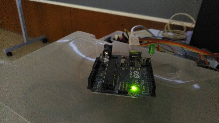 ENTI_BCN's tweet photo. Els alumnes de #1DAM-VIOD aprenen avui els misteris de la robòtica treballant sobre plaques #Arduino a la #Masterclass de @Jerosoler sobre Javascript aplicat a robòtica i domòtica https://t.co/kI9iOGROb4