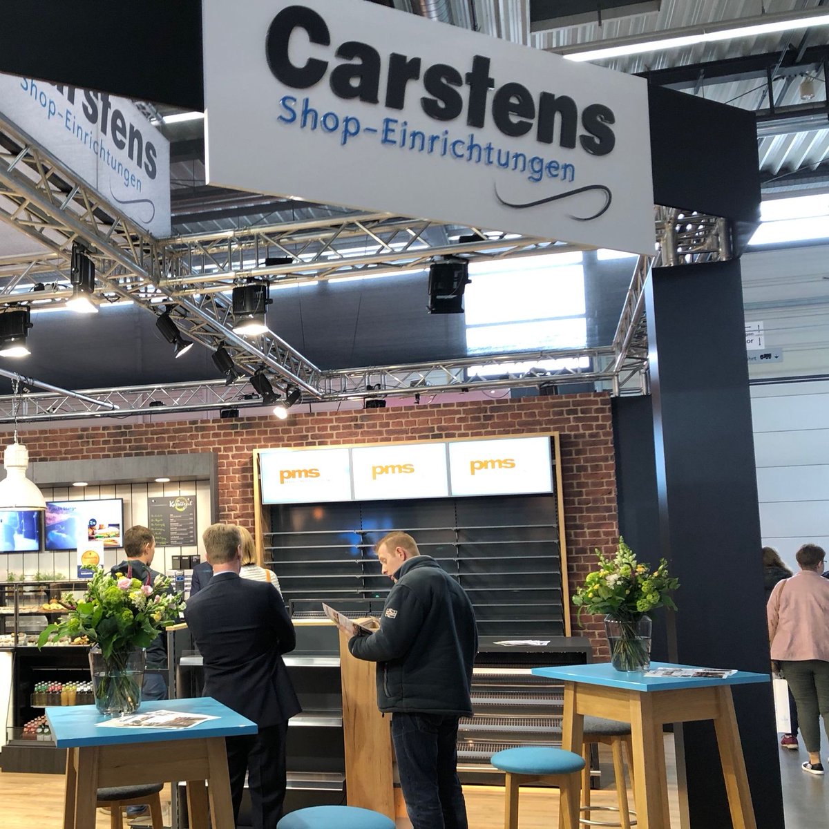 PMSPerfectMedia's tweet image. Tag 2 auf der Tankstelle &amp;amp; Mittelstand in Münster: Wir sind am Stand von CARSTENS Shopeinrichtungen SB 02 zu finden - besuchen Sie direkt die Kollegen, um mehr über unsere #digitalretail Lösungen und #customizeddisplays für den #pointofsale zu erfahren.