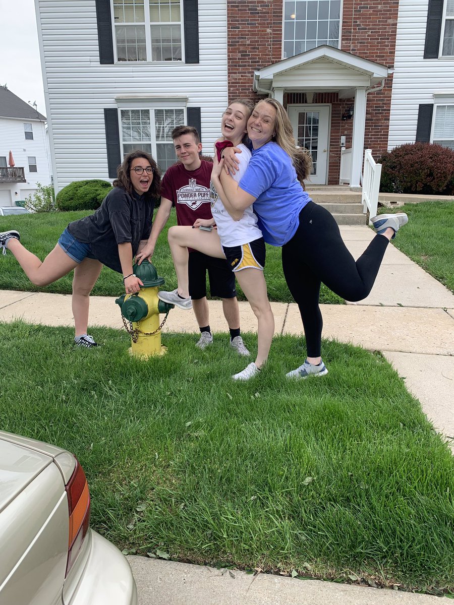 chiaradercoli's tweet photo. #fznSeniorSlideshow19 https://t.co/Bk0xJ92qd7