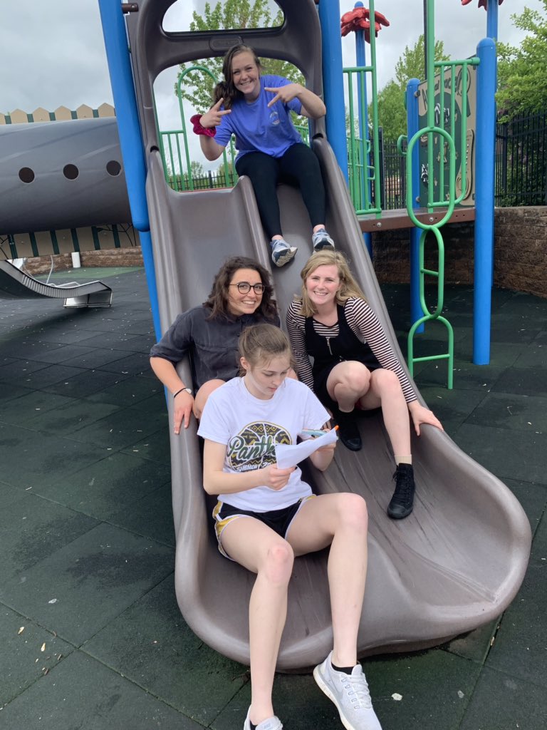 chiaradercoli's tweet photo. #fznSeniorSlideshow19 https://t.co/s3DlvNIVY1
