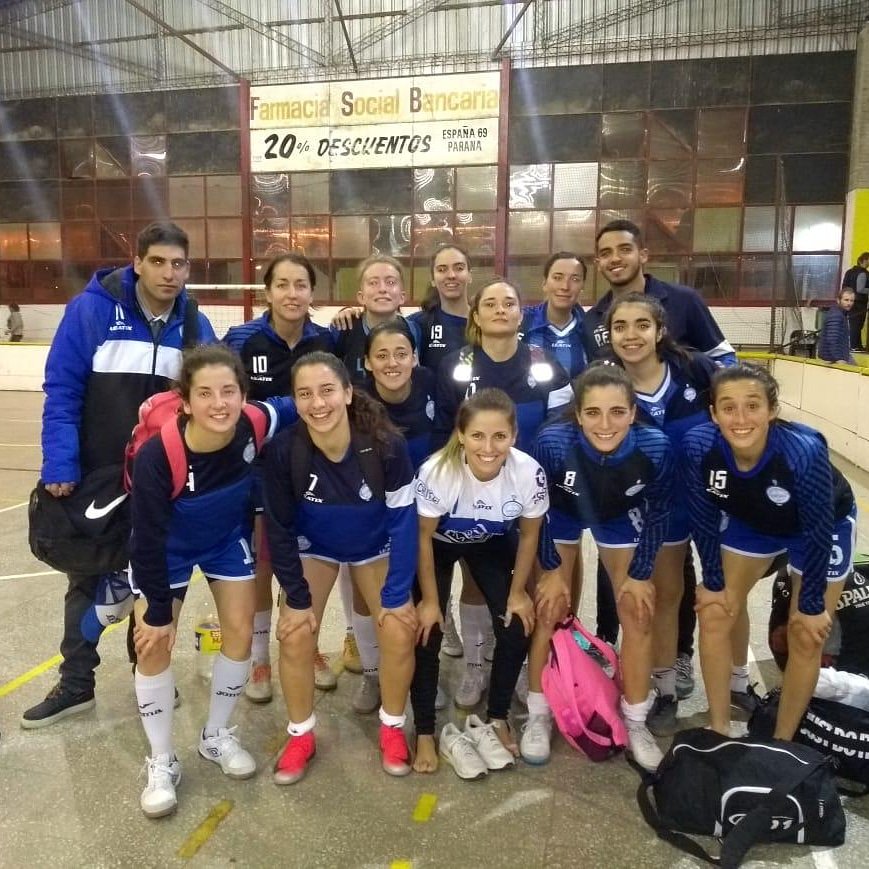 suelacaramelo's tweet photo. #NacionalFemenino 

BURRERAS ADENTRO 🏇🏼

El conjunto del barrio San Ignacio aseguró su pase a octavos con un contundente 4-1 ante #FilialRiver.

@prensajockey finaliza el grupo con 3⃣ victorias y una derrota.

#SuelaCaramelo
#UsoObligatorio https://t.co/E9JUrSjelS
