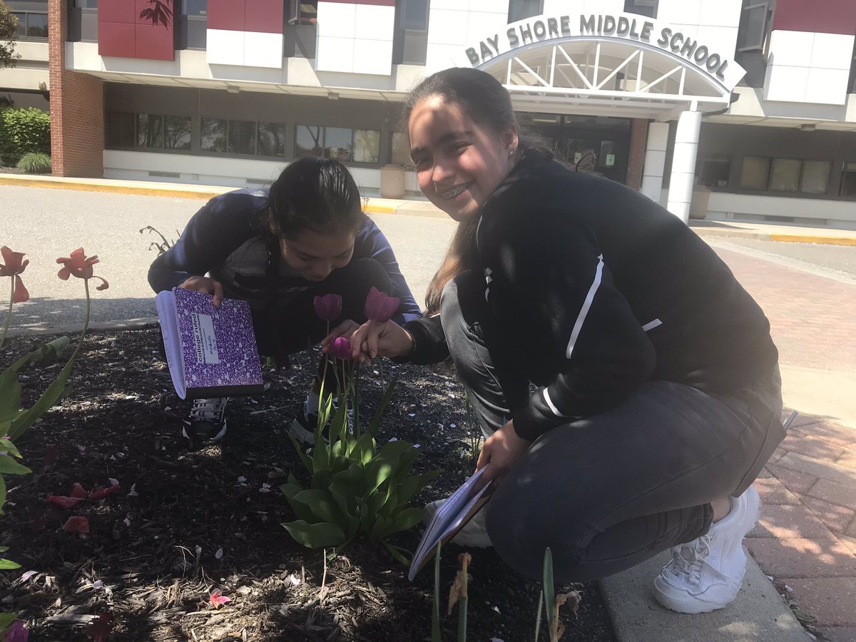 BSMS720's tweet image. Gorgeous day today! Went outside 9th period to enjoy the weather and learn about flowers! #classoutside @gless54 #middleschool #tlap