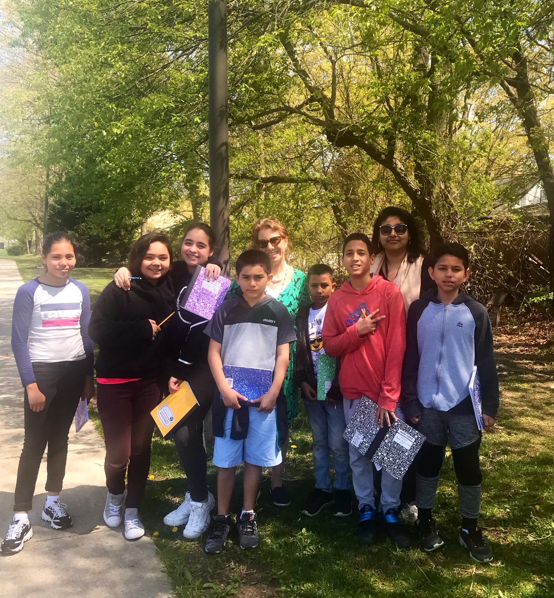 BSMS720's tweet image. Gorgeous day today! Went outside 9th period to enjoy the weather and learn about flowers! #classoutside @gless54 #middleschool #tlap