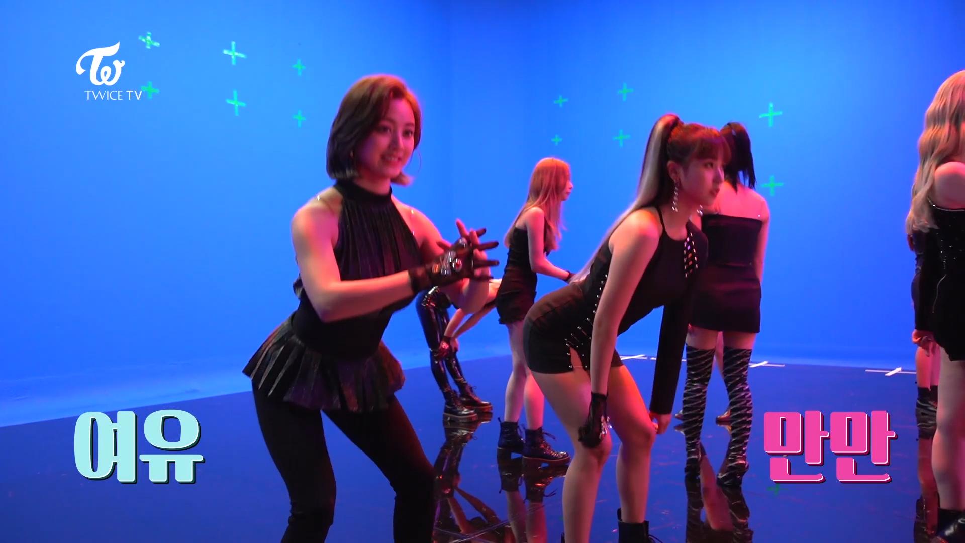 minaron on X: Jihyo squatting and Mina deadlifting randomly in the middle  of filming lol t.cogBmVnWaLcl  X