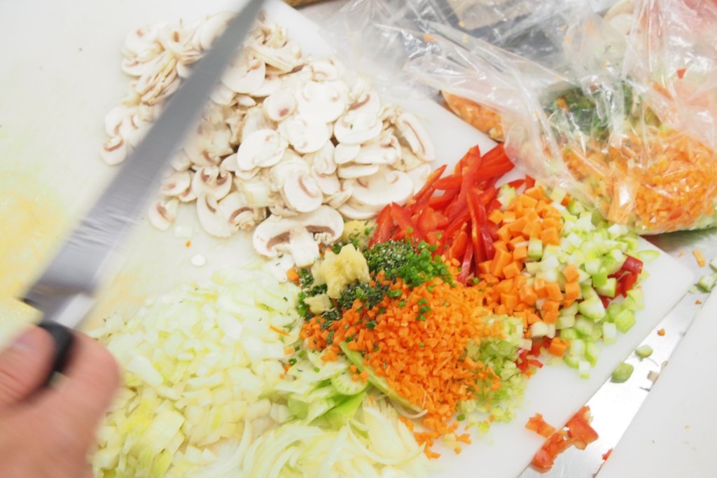 New Cauldron Event - More Than a Cooking Class - May 25. Learn about local food production and how to integrate the food into a healthy diet. cauldronkitchen.ca/2019/05/08/eve…