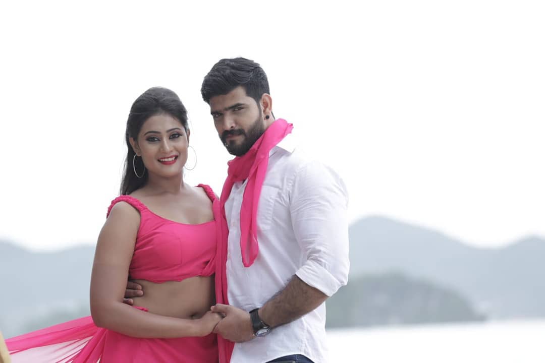 SandalwoodNewzz's tweet photo. 👉 https://t.co/4WEvvXbF85
ಅನುಷ್ಕ ಚಿತ್ರದ ಮತ್ತೊಂದು ಹಾಡ��� " ನೆತ್ತರ ಕೋಡಿ " ಲಿರಿಕಲ್ ಸಾಂಗ್ ಆನಂದ್ ಆಡಿಯೋ ನಲ್ಲಿ ಬಿಡುಗಡೆಯಾಗಿದೆ❤
ಮಿಸ್ ಮಾಡದೇ ವೀಕ್ಷಿಸಿ😍
#Anushka #ReleasingTomorrow #Amrutha #RupeshShetty #DevarajKumar #SKGangadhar #AnandAudio https://t.co/VvIRQWyL5t