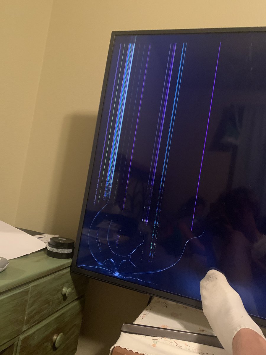 tagehog's tweet photo. @SamsungBizUSA please help me! Something is wrong with my TV! https://t.co/z99Wexq0Xm