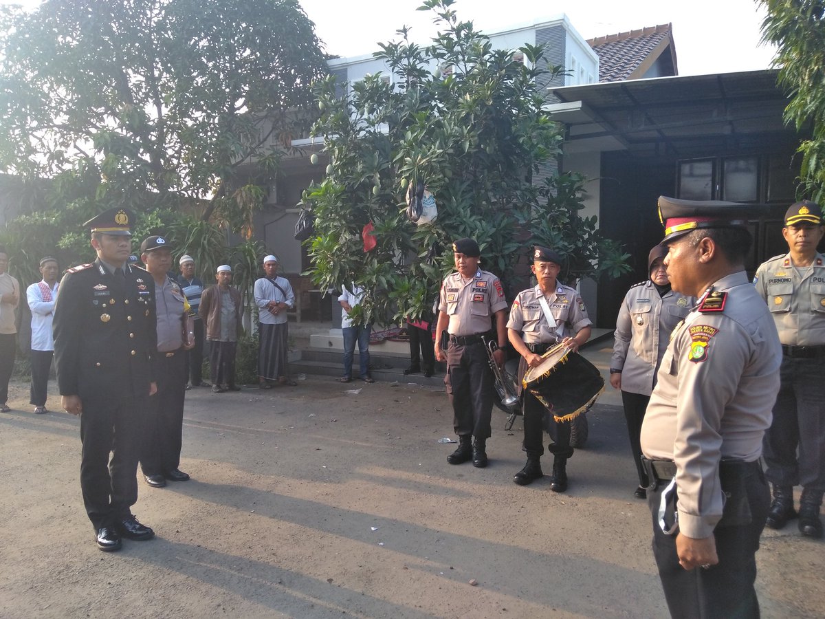 KalideresPolsek's tweet photo. Upacara pemberangkatan Jenazah Almarhum Aiptu Kasturi Bhabinkamtibmas Pegadungan Polsek Kalideres yang akan dimakamkan di Kab. Sleman D.I. Yogyakarta. Kamis (9-5-2019). https://t.co/lPFZEIHewY