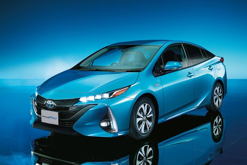 car_watch's tweet image. トヨタ、一部改良で5人乗りになった「プリウス PHV」。クルマに蓄えた電気を住宅に供給可能に car.watch.impress.co.jp/docs/news/1182… #toyota #priusphv