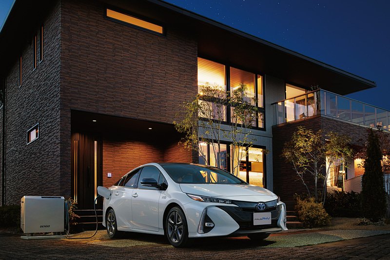 car_watch's tweet image. トヨタ、一部改良で5人乗りになった「プリウス PHV」。クルマに蓄えた電気を住宅に供給可能に car.watch.impress.co.jp/docs/news/1182… #toyota #priusphv